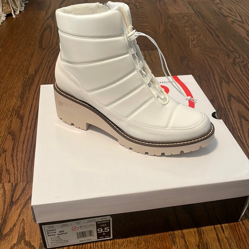 Daisy Blondo White Booties